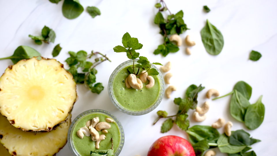 magnesium-and-iron-rich-strengthening-basil-smoothie